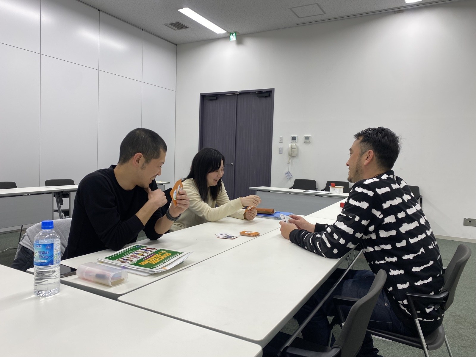 Ty先生と大人の生徒がカードを使って学ぶ大人クラスの様子