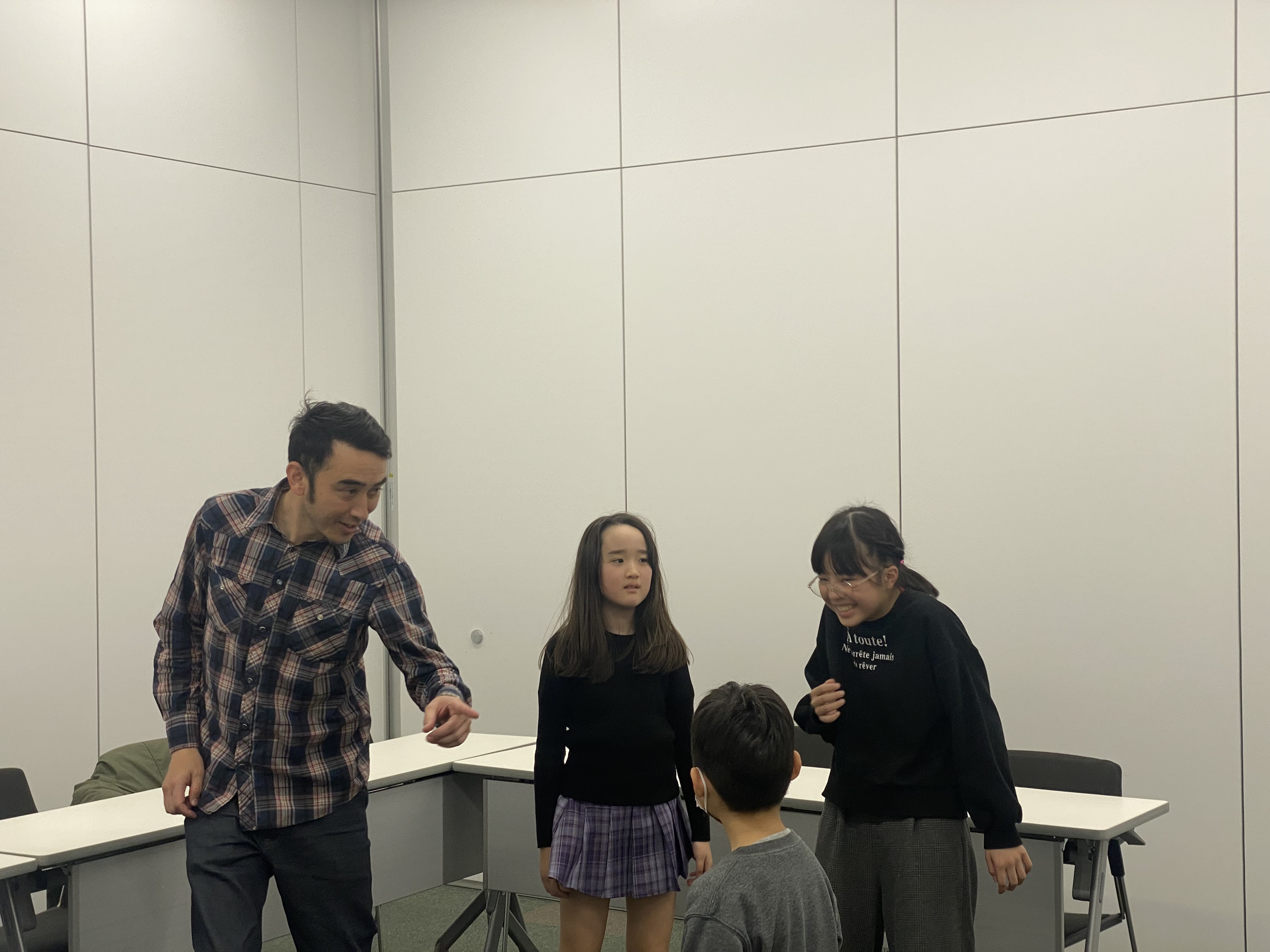 Ty先生のまわりに集まり、英語でやりとりするキッズクラスの子どもたち