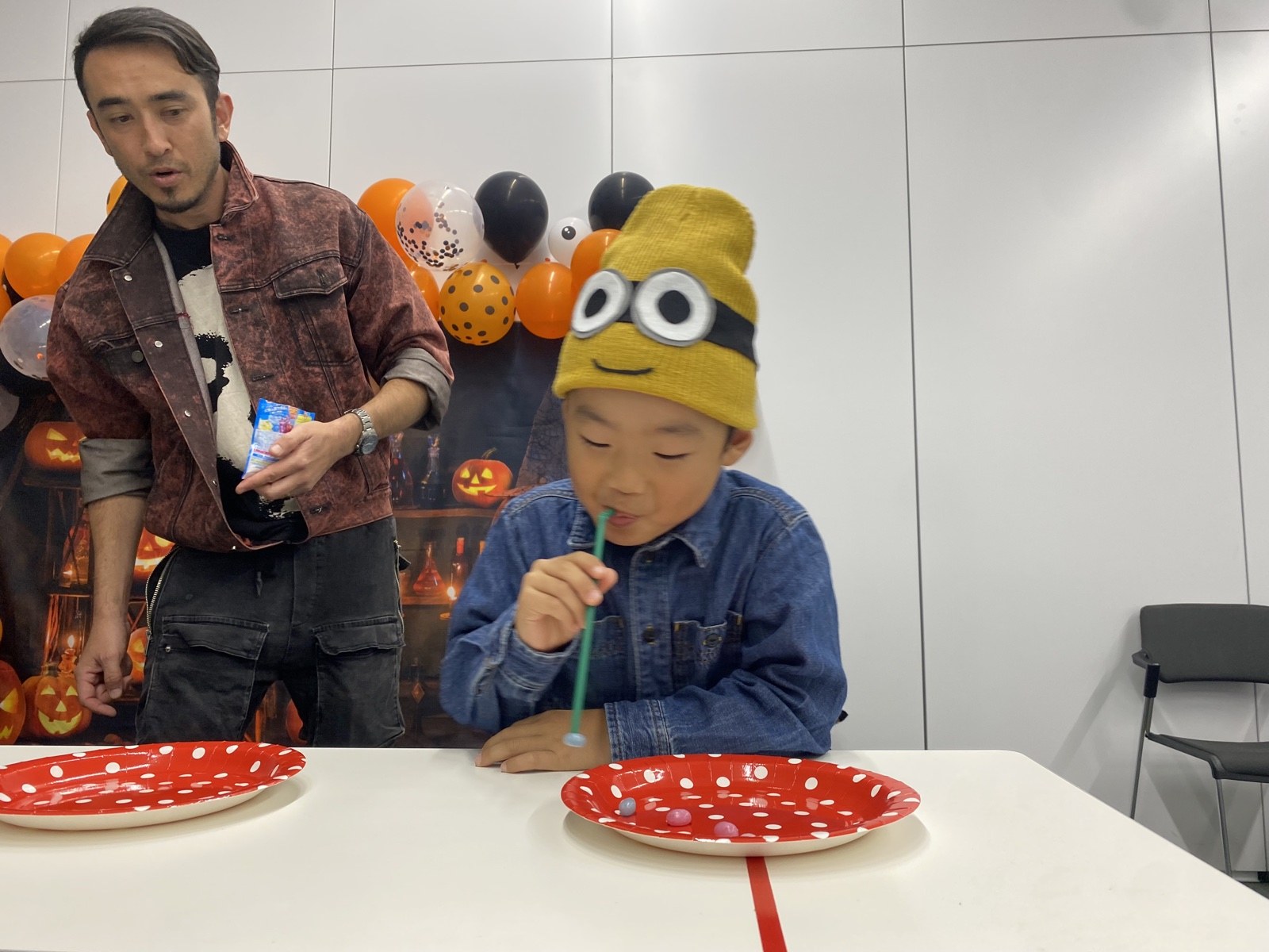 ハロウィンパーティーで子どもとゲームをするTy先生