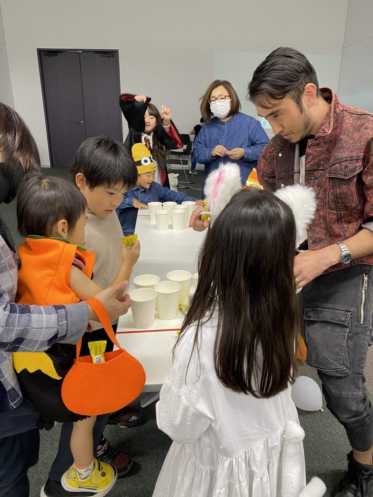 仮装した子どもたちにお菓子を配るTy先生