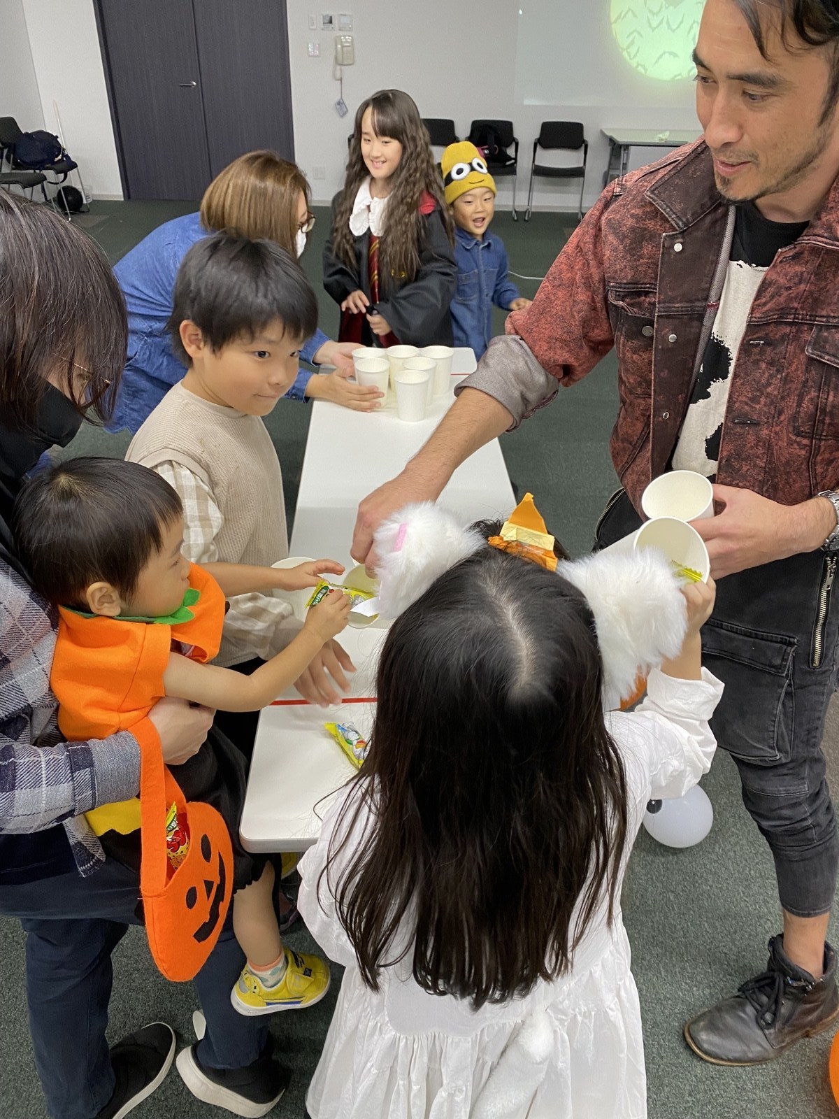 ハロウィンパーティーに参加した複数の子どもたちの様子